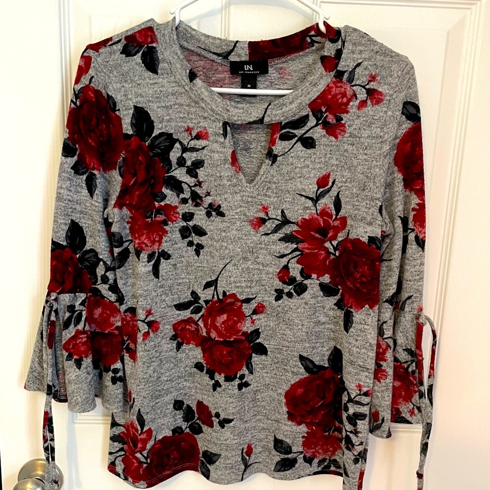6/$20 Beautiful I.N. San Francisco Top, Soft, Feminine Floral Design with Roses